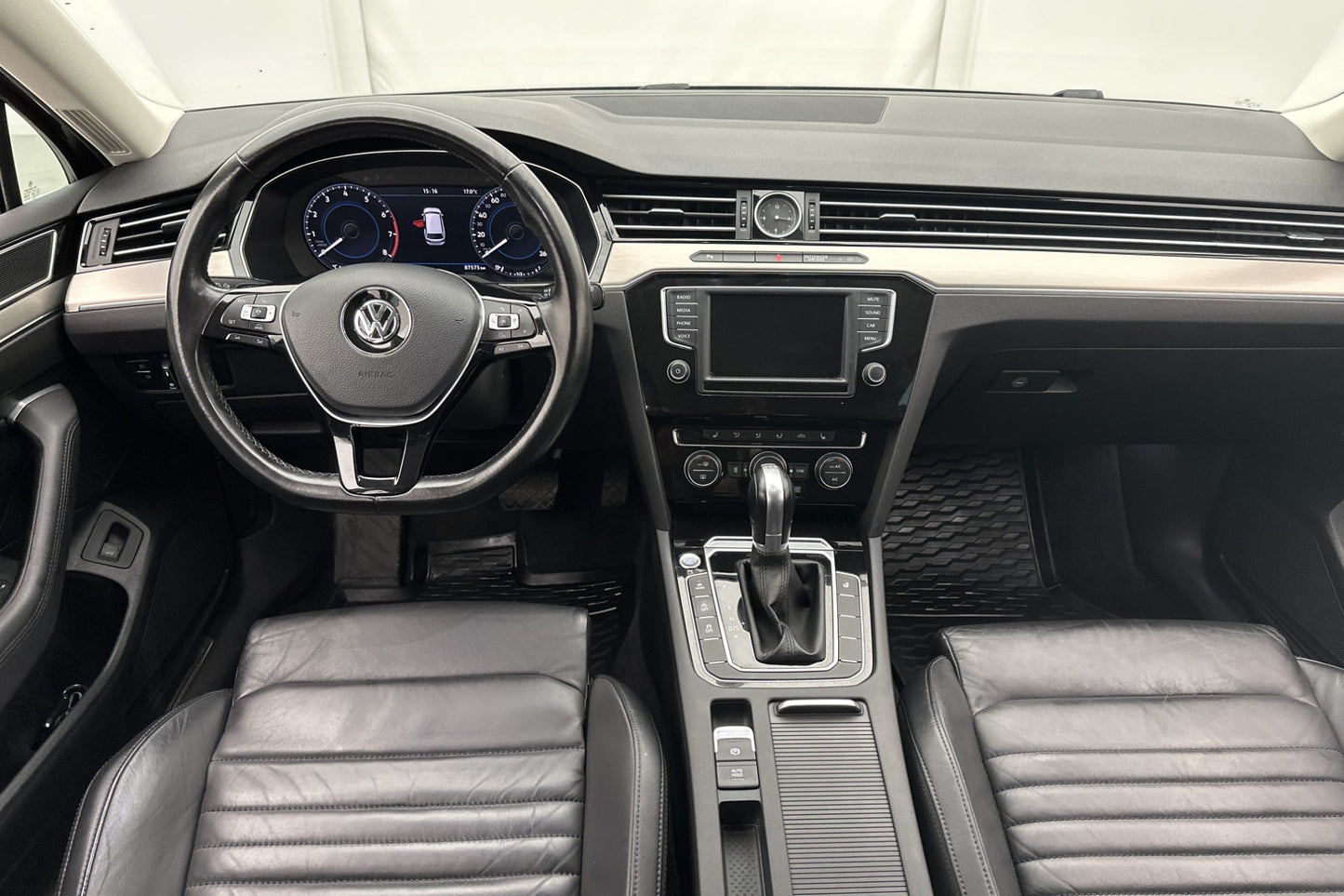 Volkswagen Passat 2.0 220hk R-Line Cockpit Värm Kamera Drag