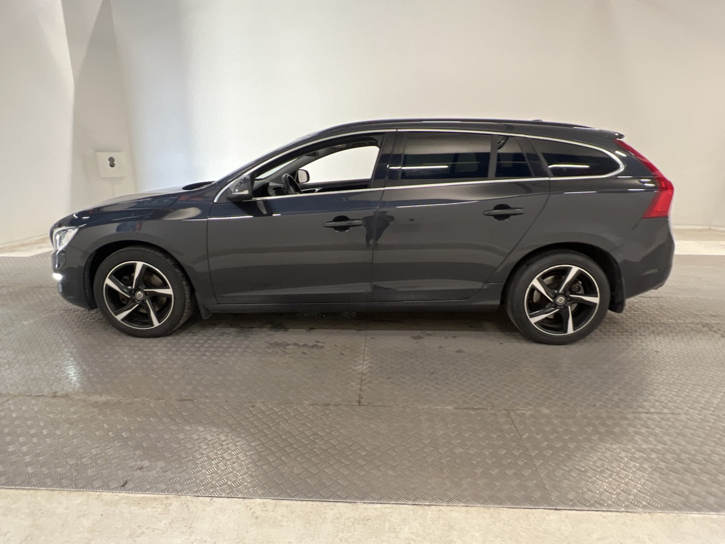 Volvo V60 D2 120hk Momentum VOC Värmare Navi BLIS Sensorer