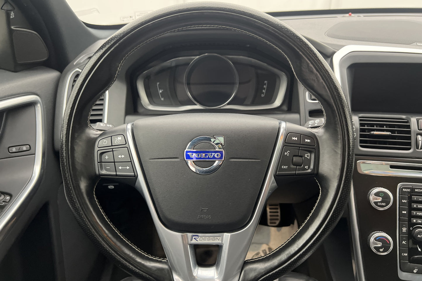 Volvo XC60 D5 AWD R-Design VOC Värm Pano Kamera Skinn