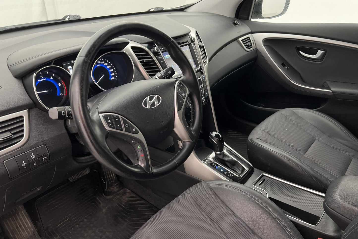 Hyundai i30 CRDi 136hk Premium Värmare Kamera Navi Välservad