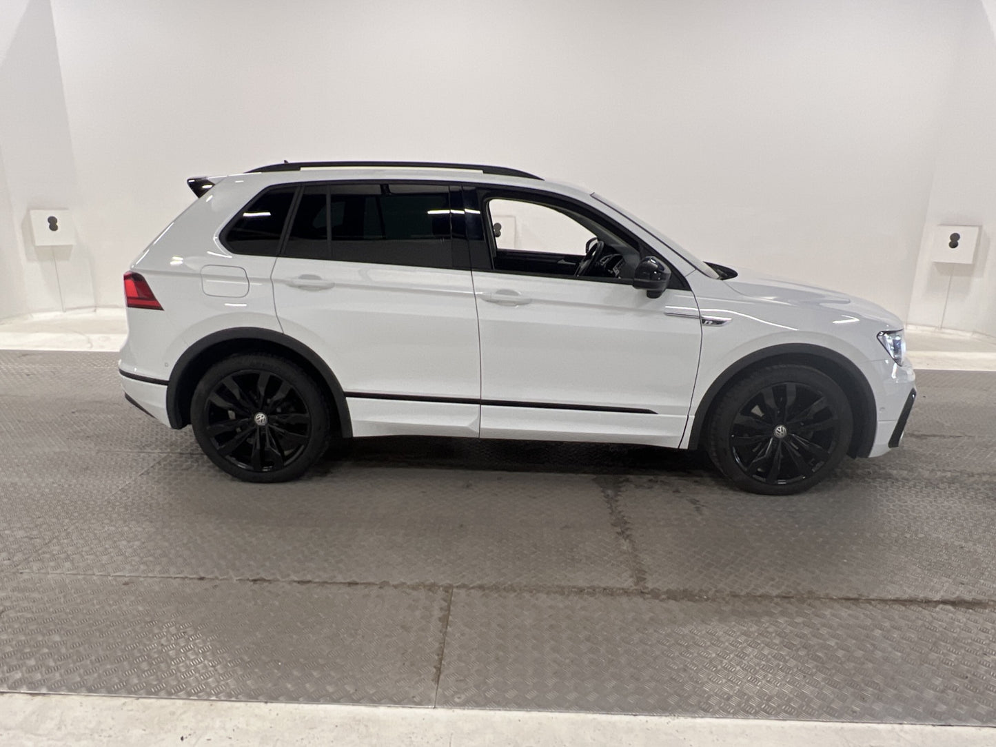 Volkswagen Tiguan 190h 4M R-Line Black Cockpit Dynaudio Värm