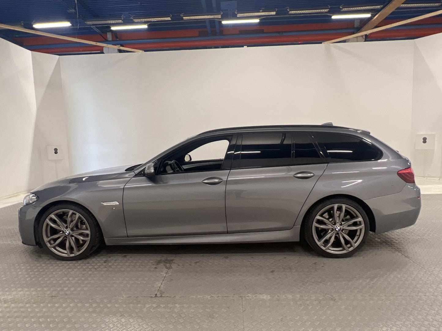 BMW M550 d xDrive Touring 381hk M Sport Värm Pano H/K Drag