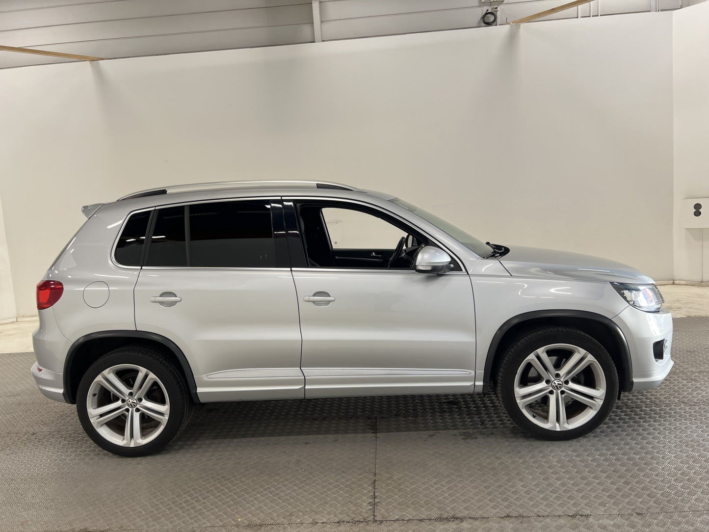 Volkswagen Tiguan 2.0 TDI 4M R-line Pano Värmare Skinn Drag