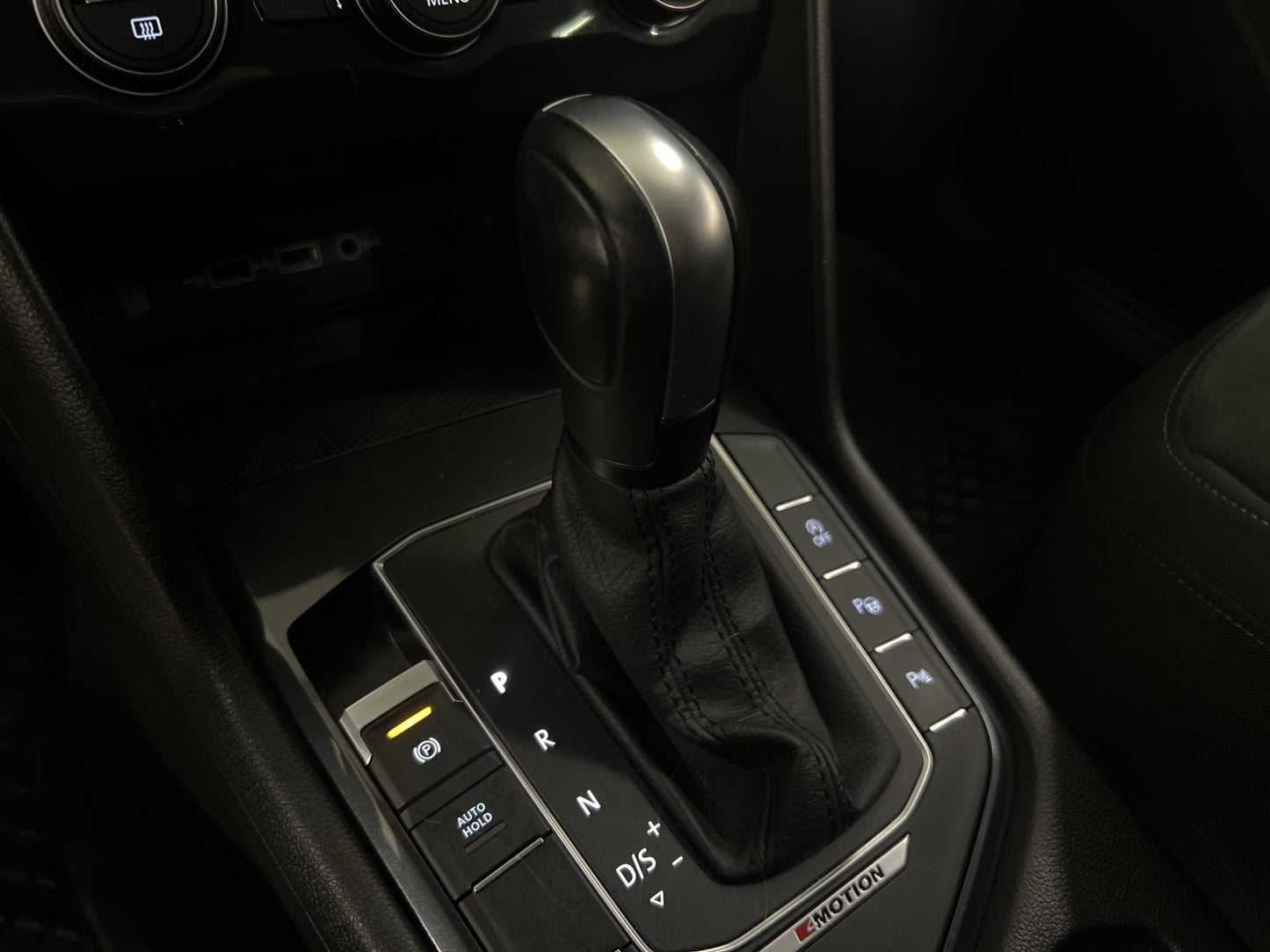 Volkswagen Tiguan 190h 4M R-Line Black Cockpit Dynaudio Värm