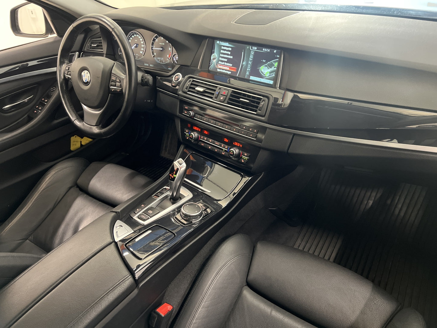 BMW 520d xDrive Sport B-kamera HiFi Läder Sportstolar Navi