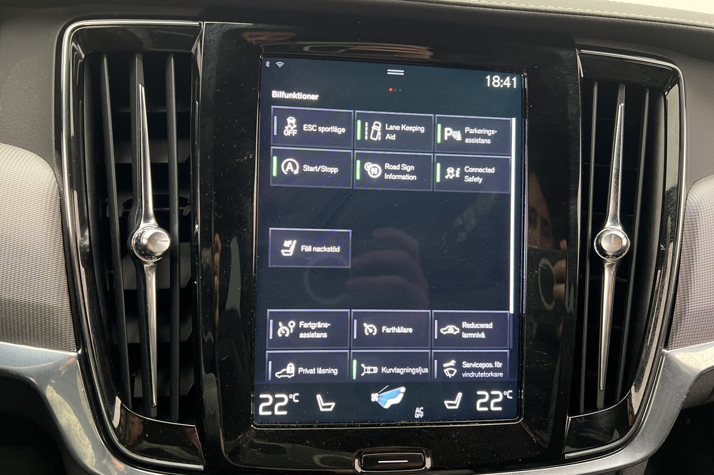 Volvo V90 D3e 150hk R-Design VOC Värm CarPlay Sensorer Drag