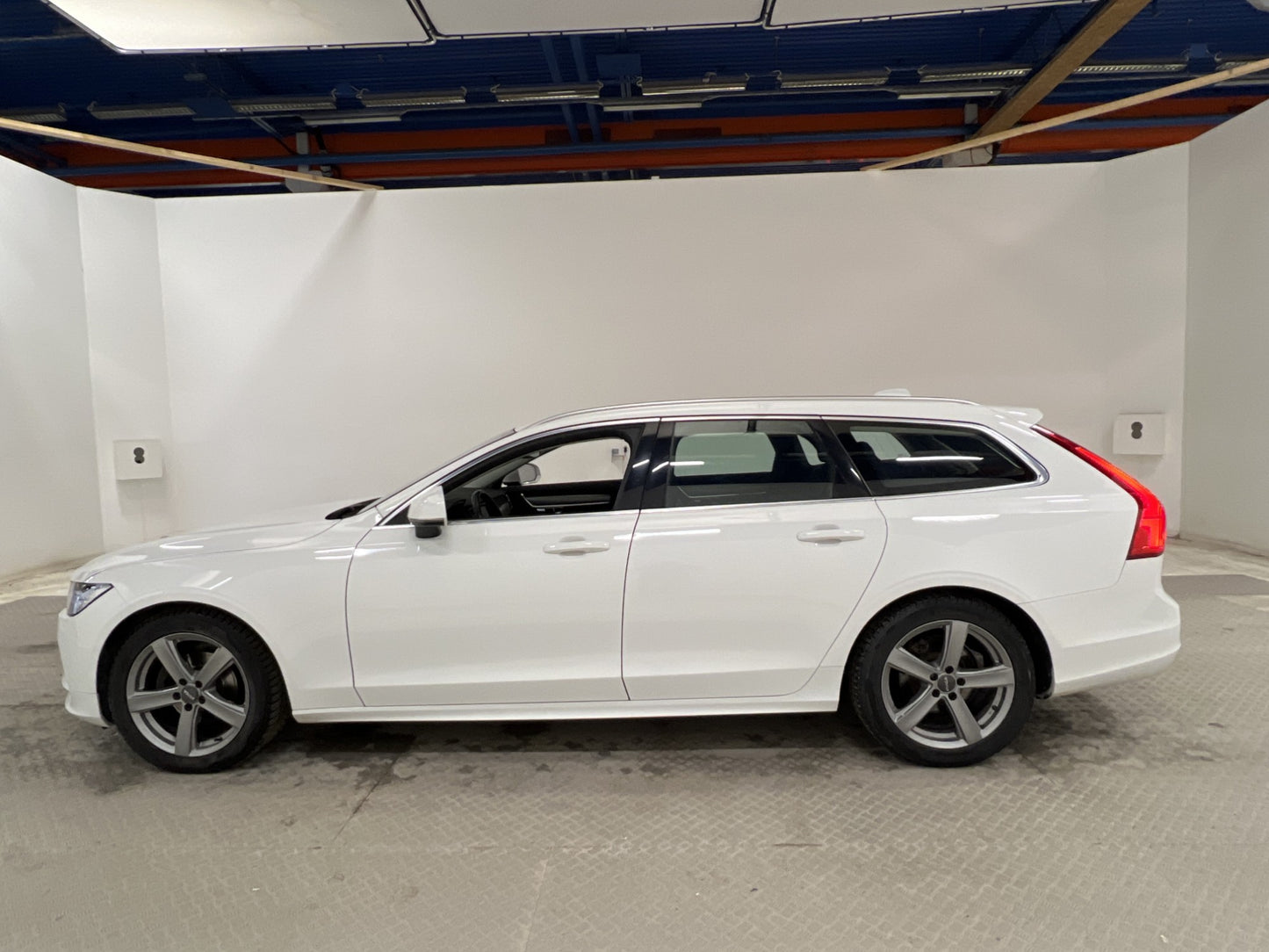 Volvo V90 D3 150hk Momentum Adv D-värm VOC Navi