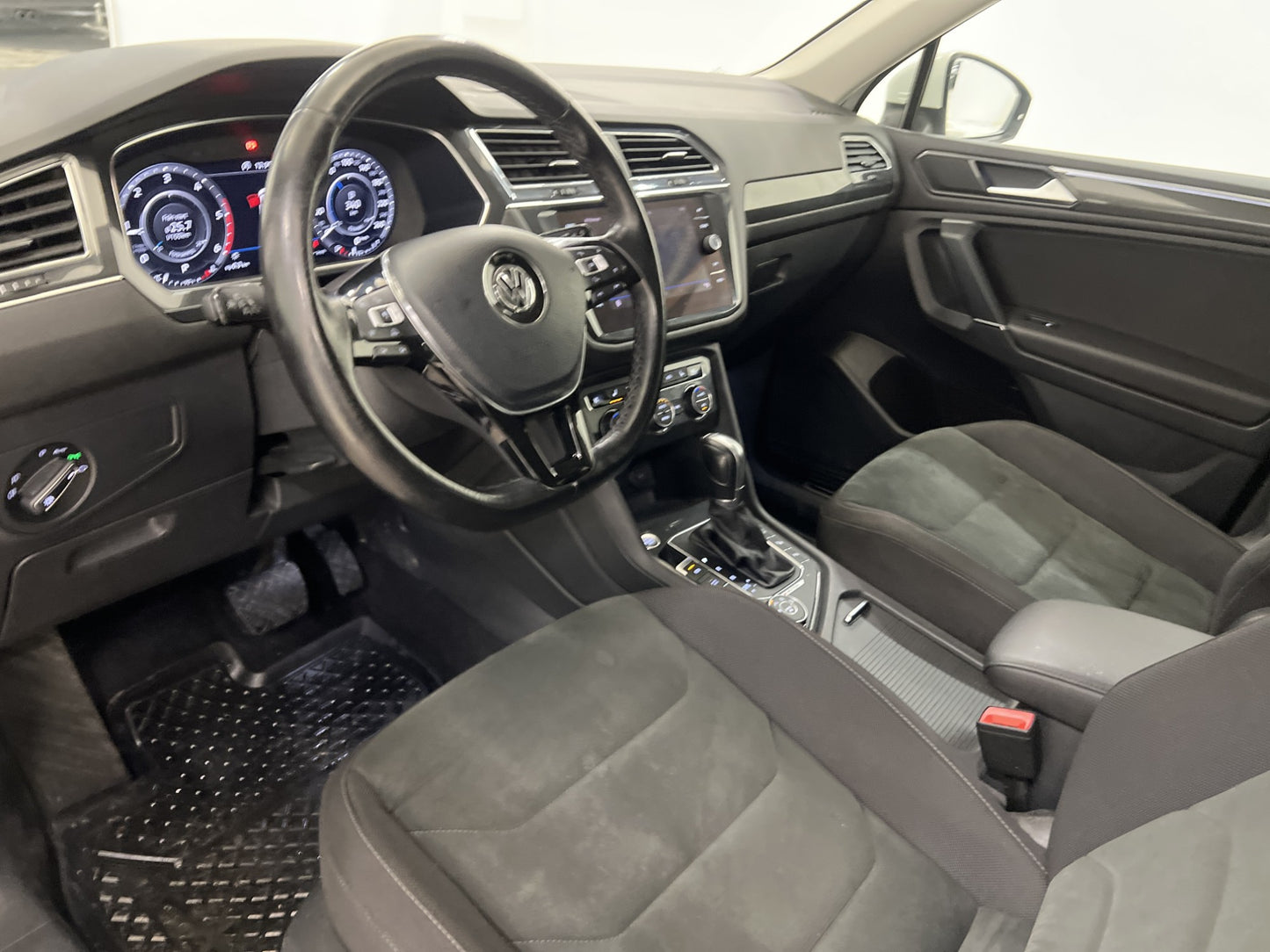 Volkswagen Tiguan Allspace 4M Active info 7Sits Värmare Drag