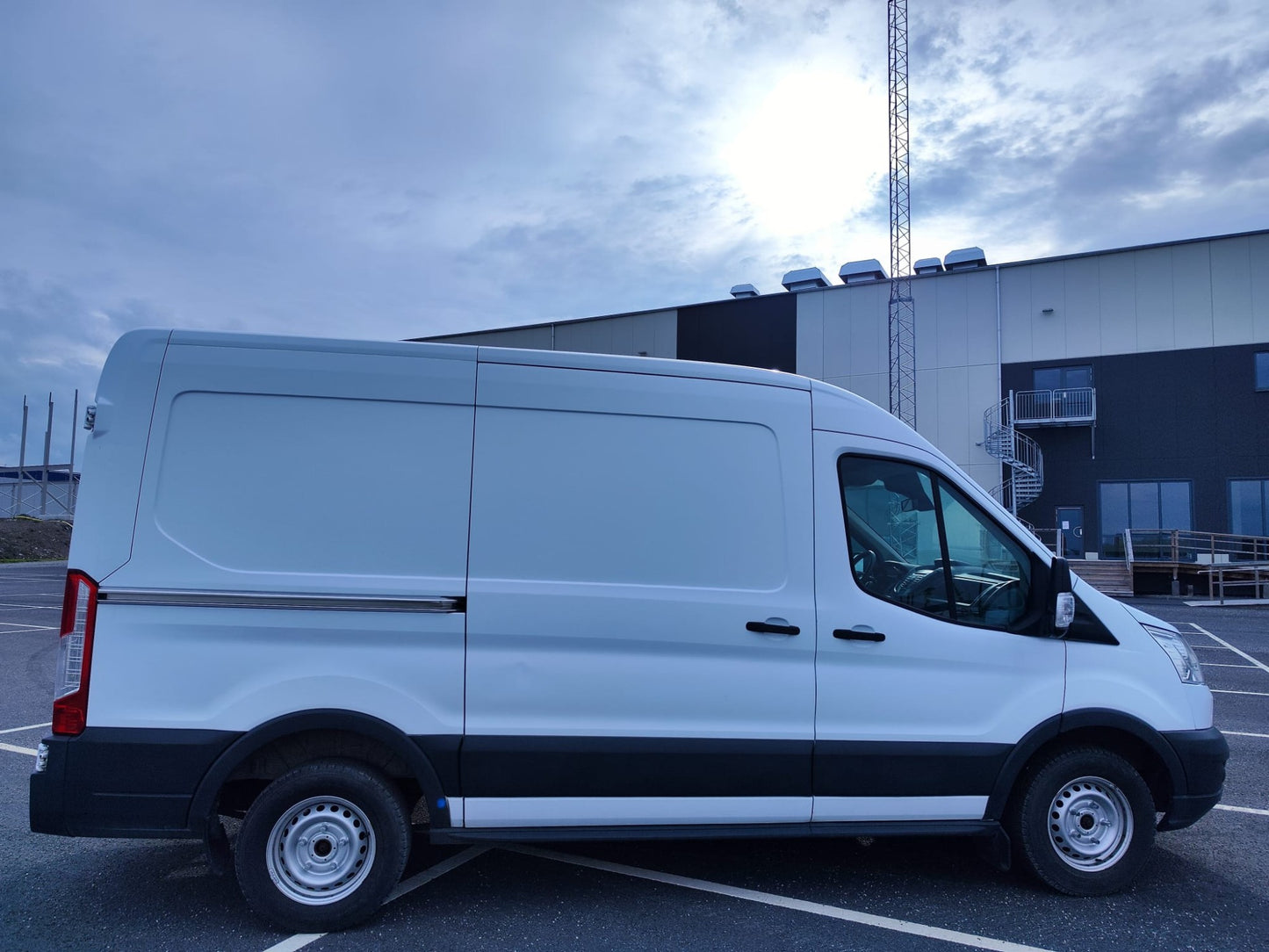 Ford Transit 290 L2H2 Värmare Dragkrok B-Kamera 3-Sits Moms