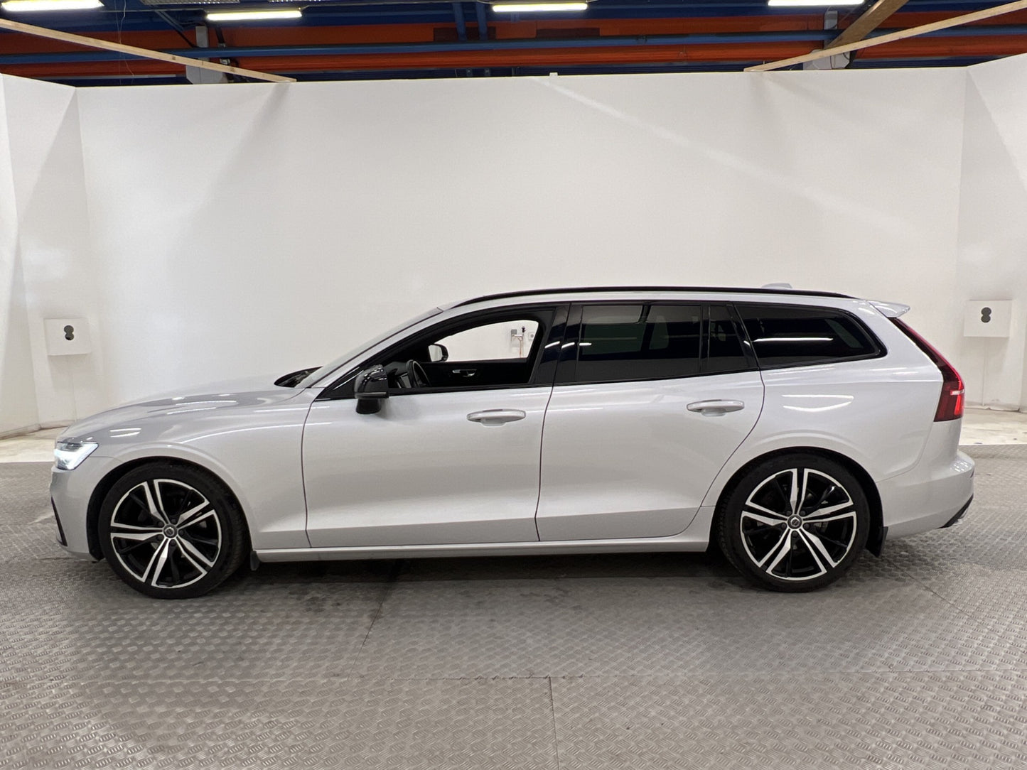 Volvo V60 D3 150hk AWD R-Design Pano HUD H/K Dvärm Navi Drag