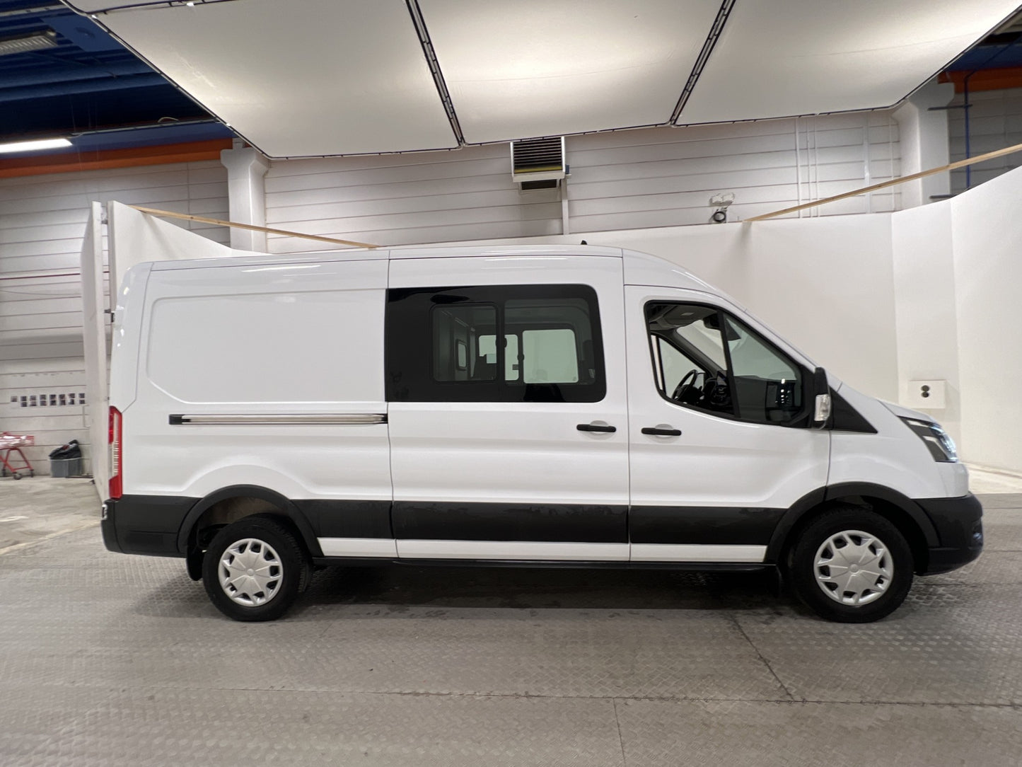 Ford Transit 350 CrewVan L2H2 170hk Värmare Dragkrok Moms