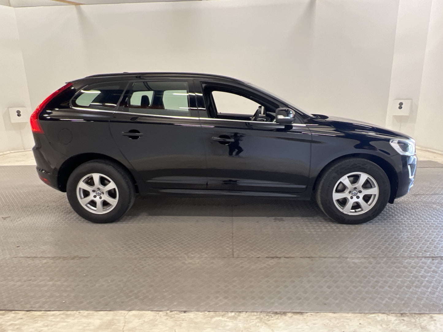 Volvo XC60 D4 AWD 190hk Momentum VOC Värmare Kamera Drag GPS