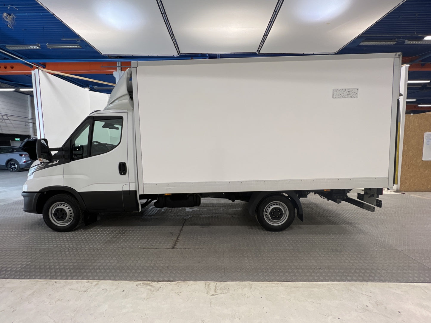 Iveco Daily 2.3 Automat Kylbil Bakgavellyft Värmare Moms