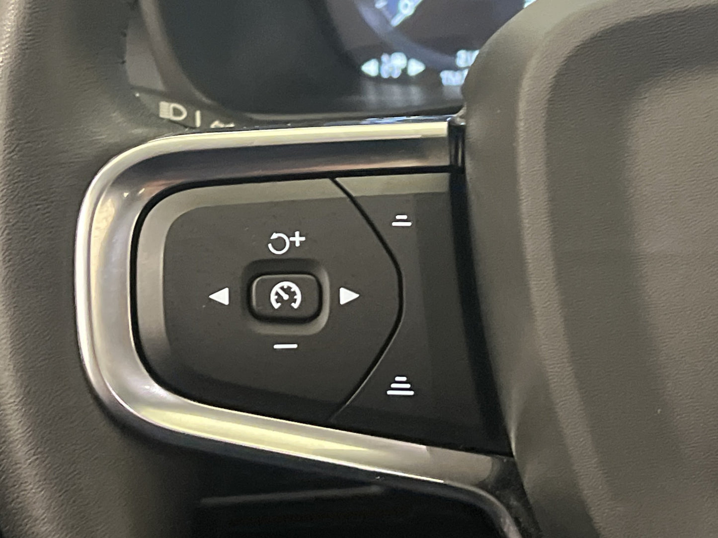 Volvo XC40 B4 Momentum VOC Värm Kamera Navi BLIS Carplay