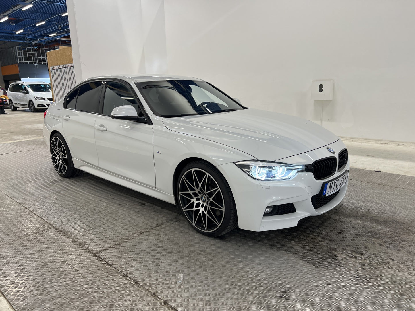 BMW 330i 252 hk M-Sport Drag Nyservad P-sensorer LED