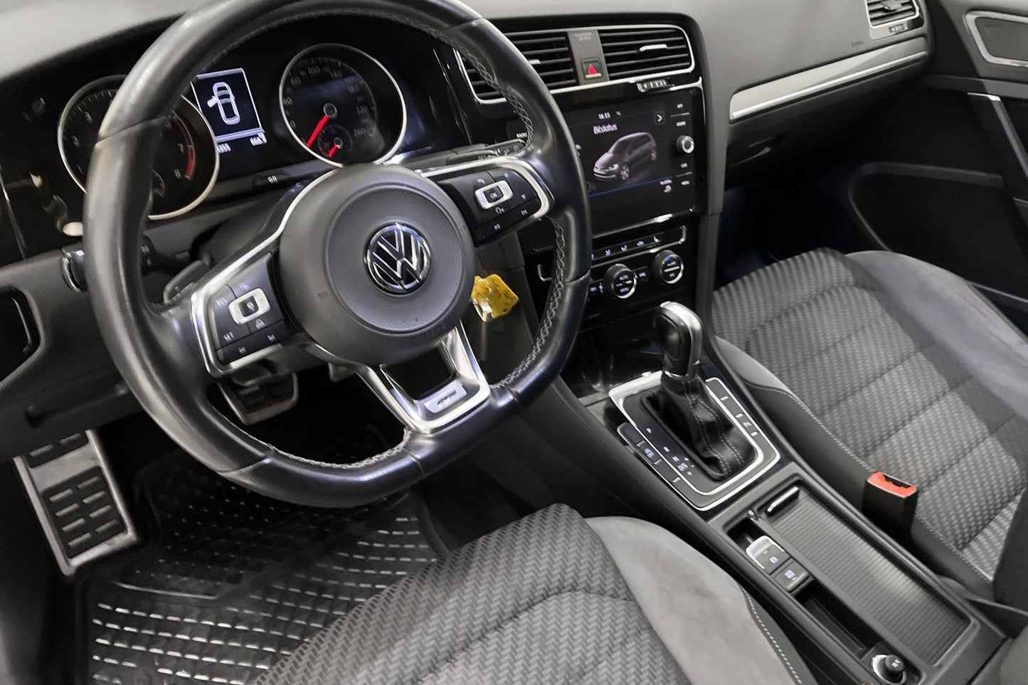 Volkswagen Golf TSI 150hk R-Line Carplay Sensorer Välservad