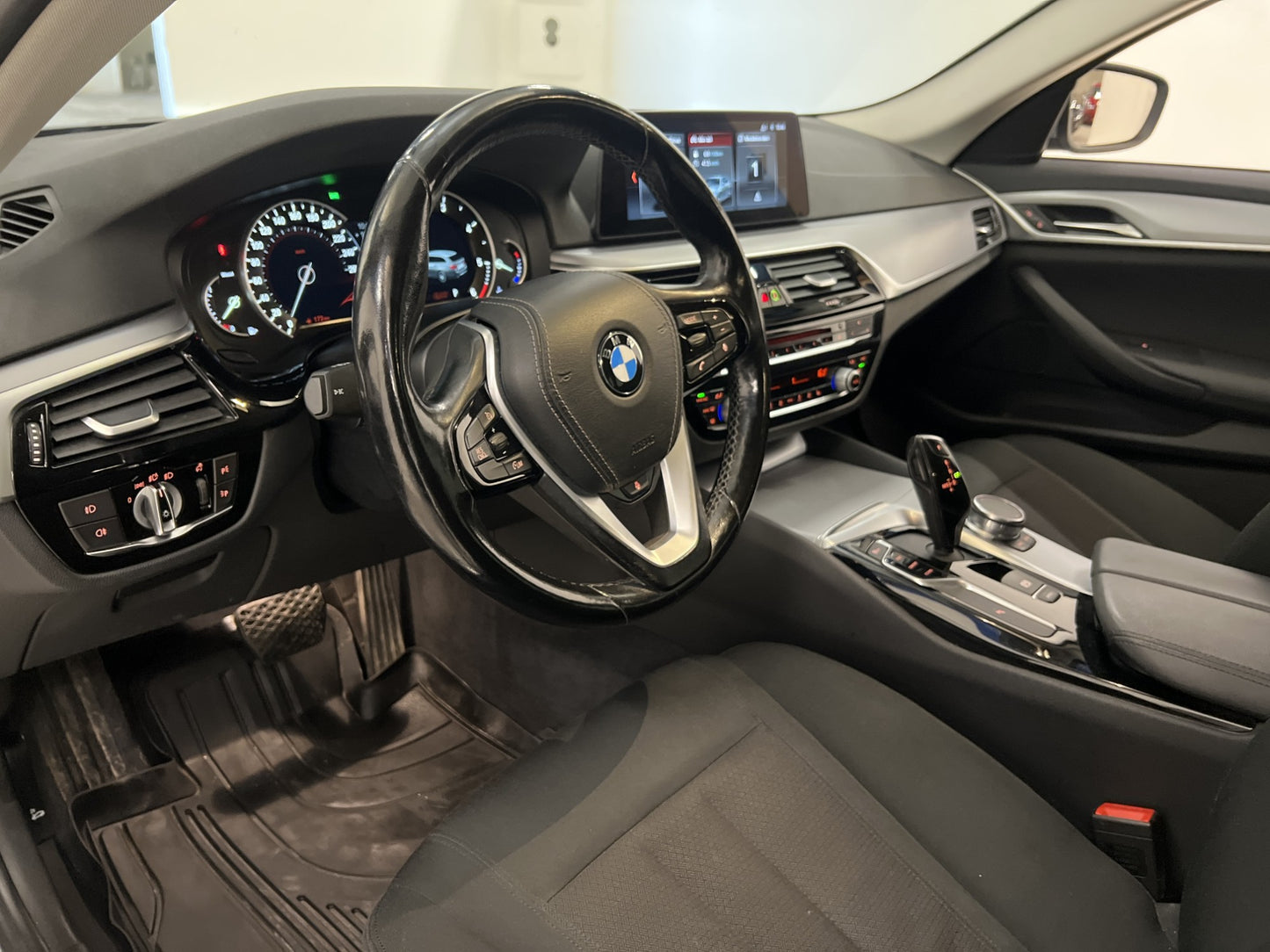 BMW 520d xDrive Kamera Värmare Keyless Navi Välservad