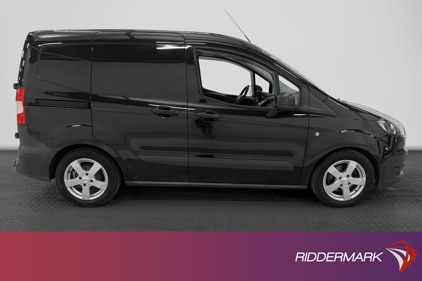 Ford Transit Courier 1.5 TDCi 75hk Värmare PDC Verkstad-inre