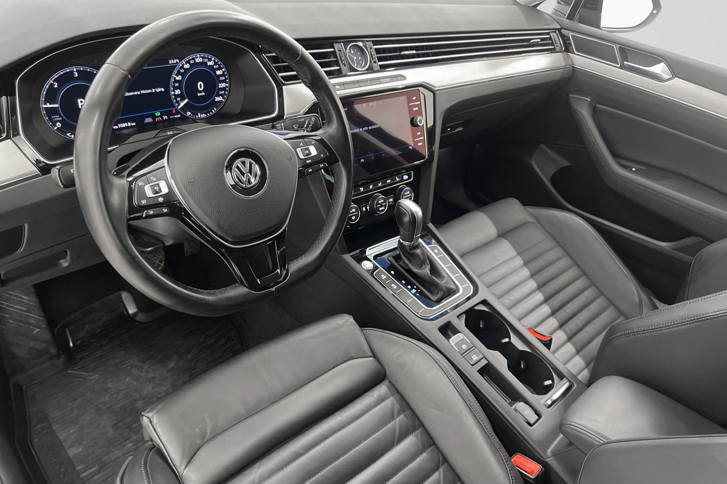 Volkswagen Passat 190hk R-Line Cockpit Värmare Skinn Dragpkt