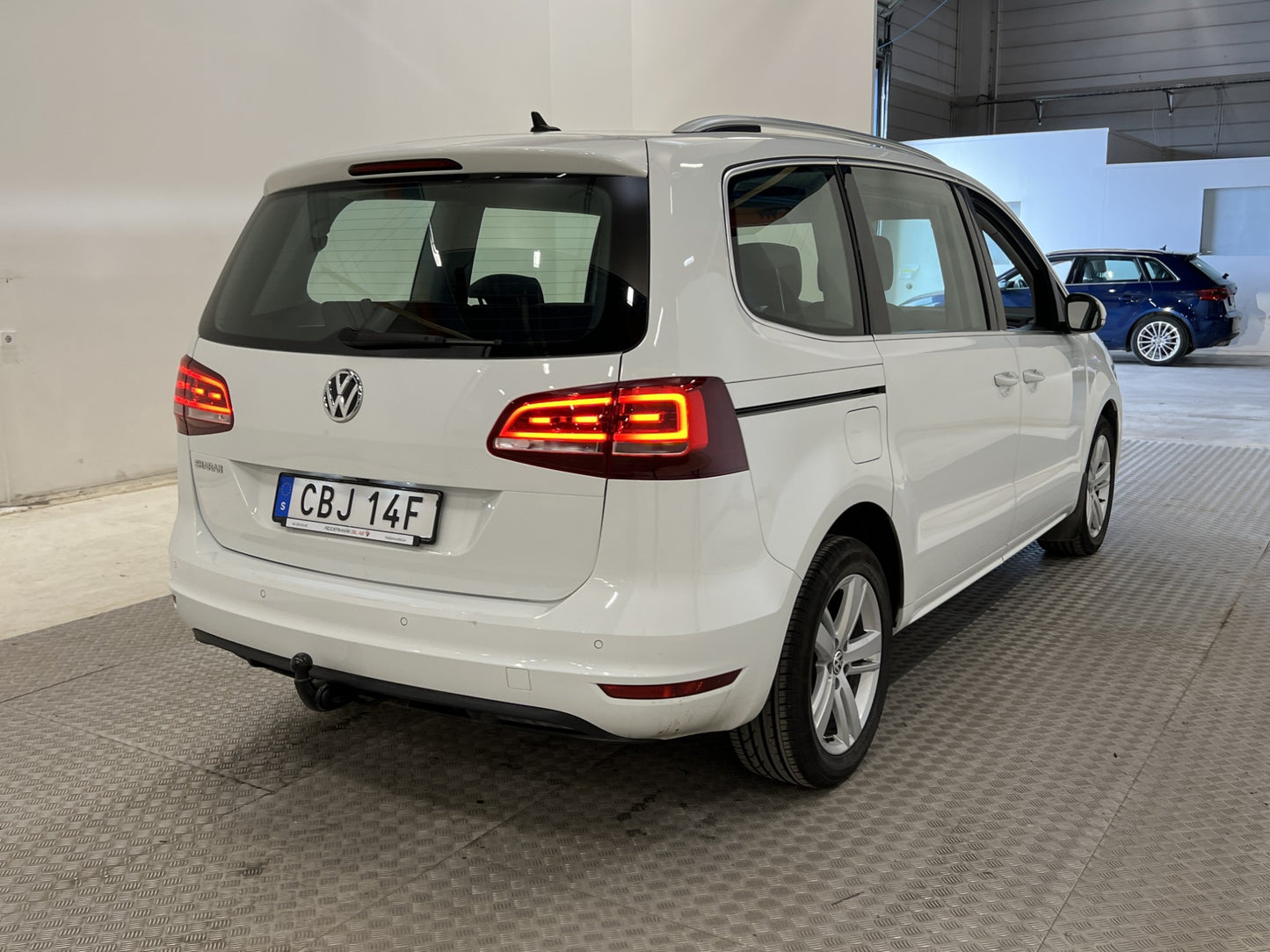 Volkswagen Sharan 150hk 7-Sits Panorama Bkamera Navi Drag