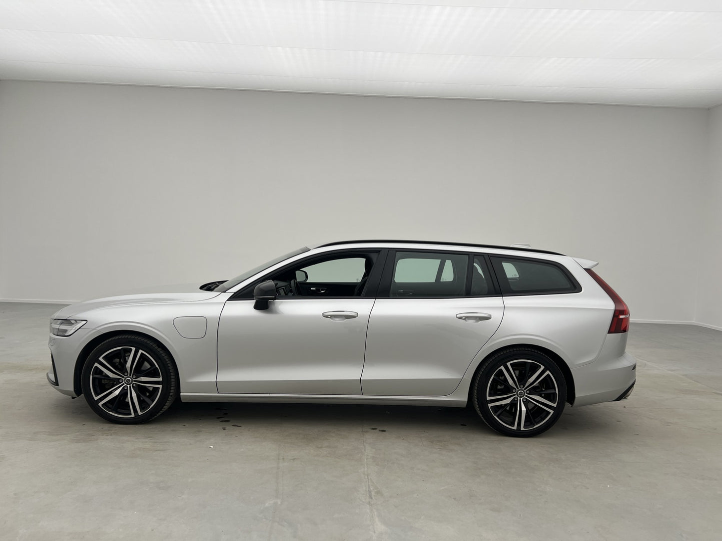 Volvo V60 Recharge T6 AWD 340hk R-Design Drag H/K MOMS