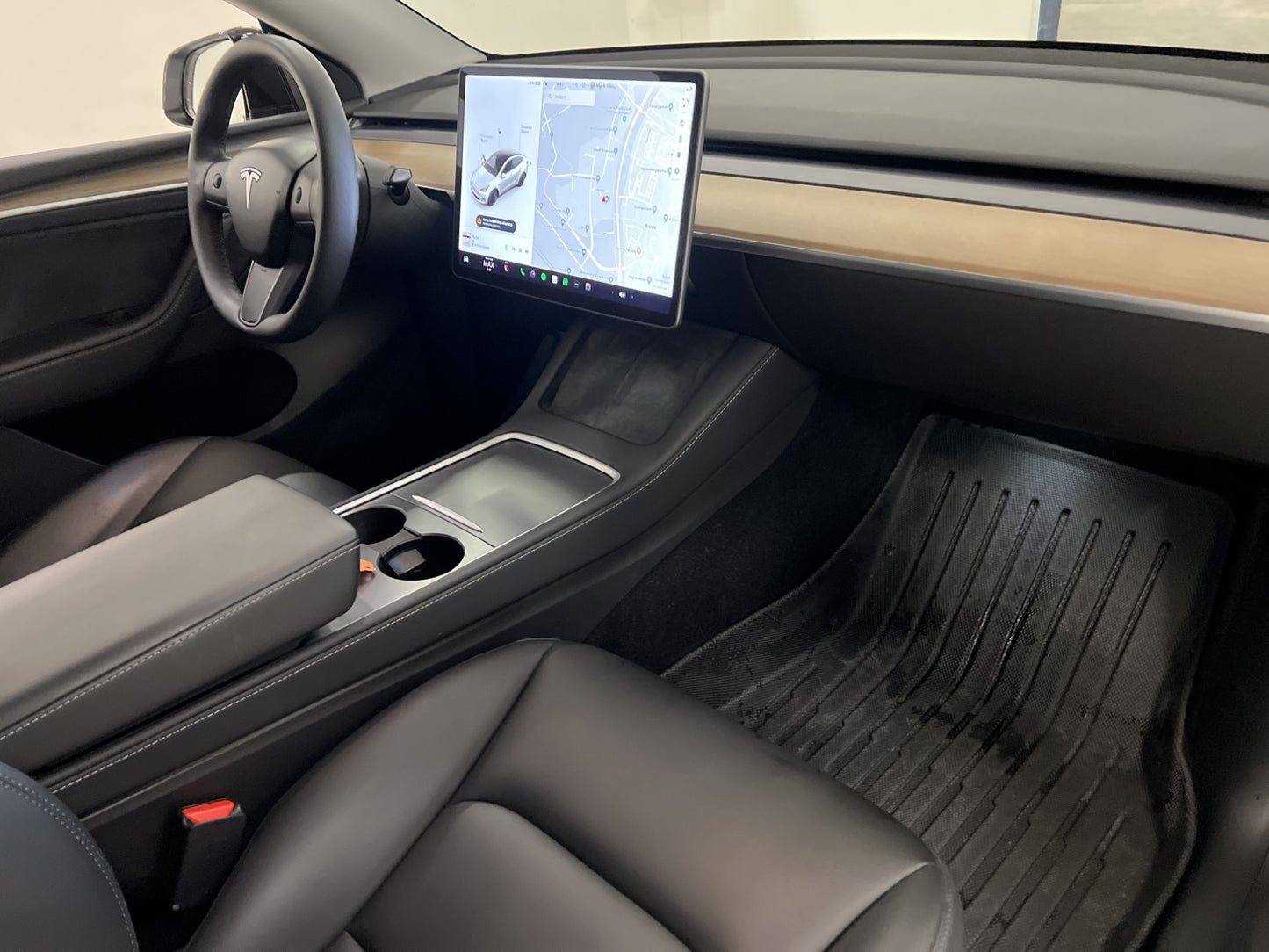 Tesla Model Y Long Range AWD 345hk Autopilot Svensksåld