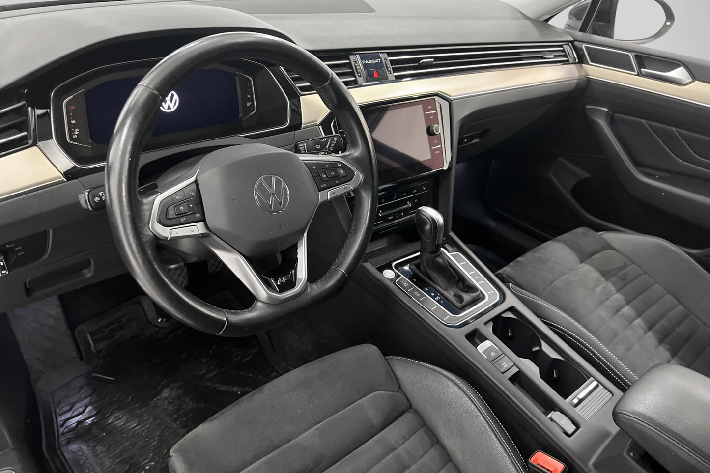 Volkswagen Passat 4M 200hk R-line Cockpit Värmare Navi Drag